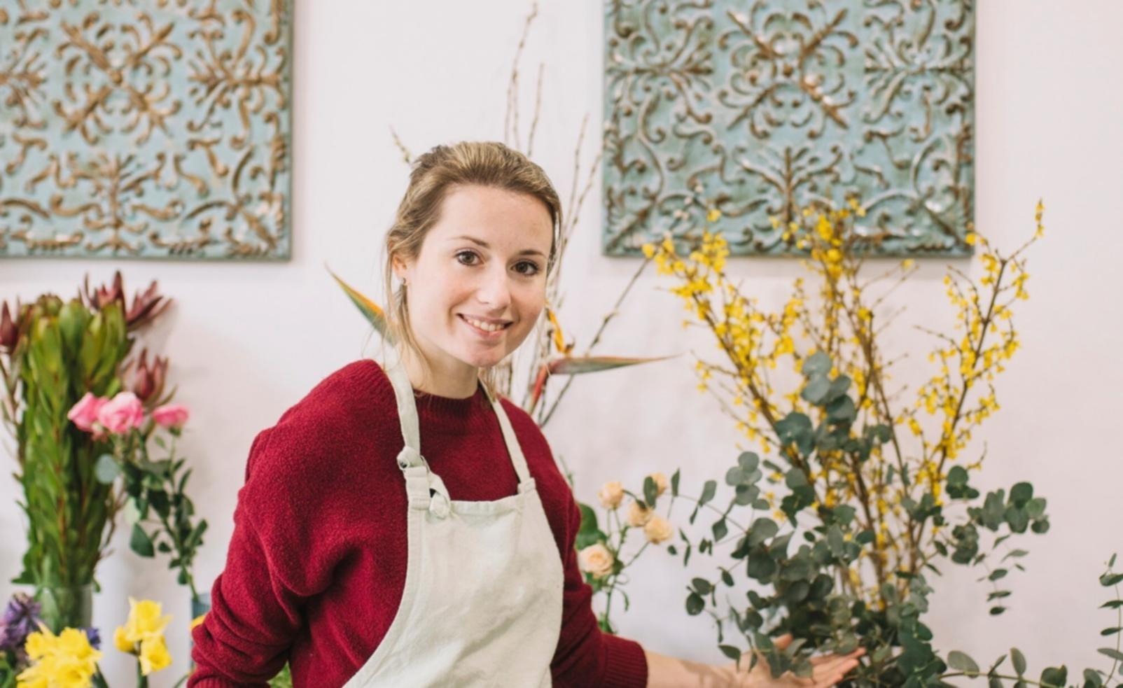 Atelier de création florale avec compositions variées