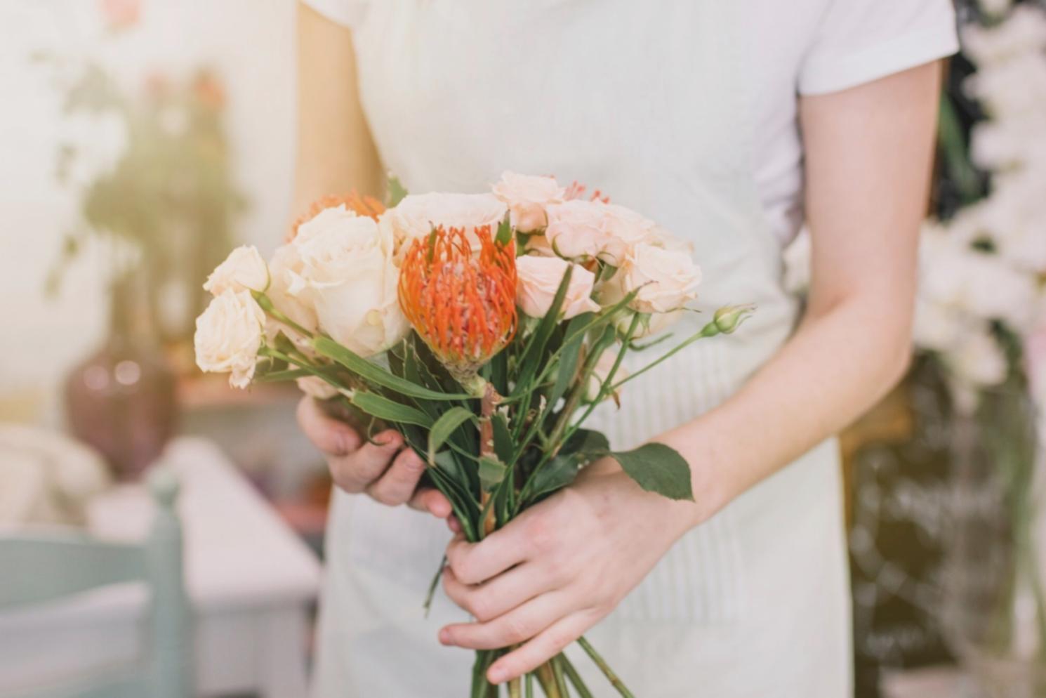 Atelier de création florale avec compositions variées